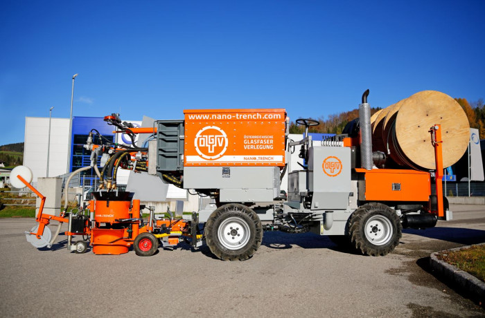 Die Verlege-Verfüll- sowie die Schleifmaschine für das Stufenschleifverfahren können derzeit nur unter Lizenzbedingungen von Fiber Europe erworben werden.(Bild: Fiber Europe/BBV Deutschland)